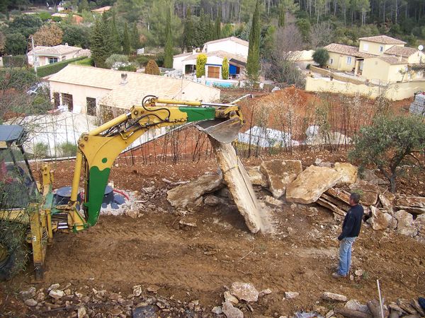 pierres plates utilisé sur le beausset pour un mur de clôture végétalisé